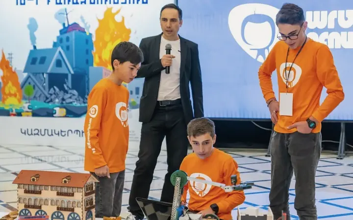 A team presenting their robot on the ArmRobotics stage
